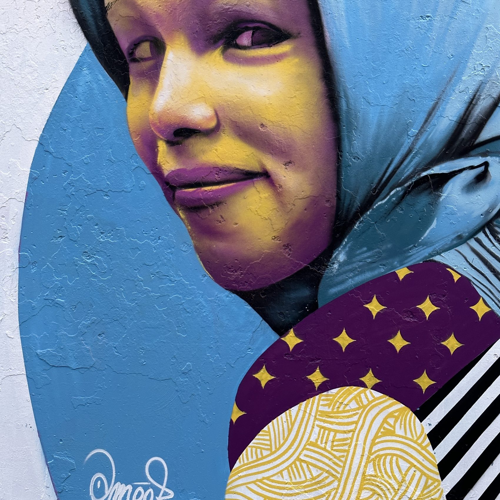 Fresque d'Amoor : portrait réaliste d'une femme voilée de bleu (détail)