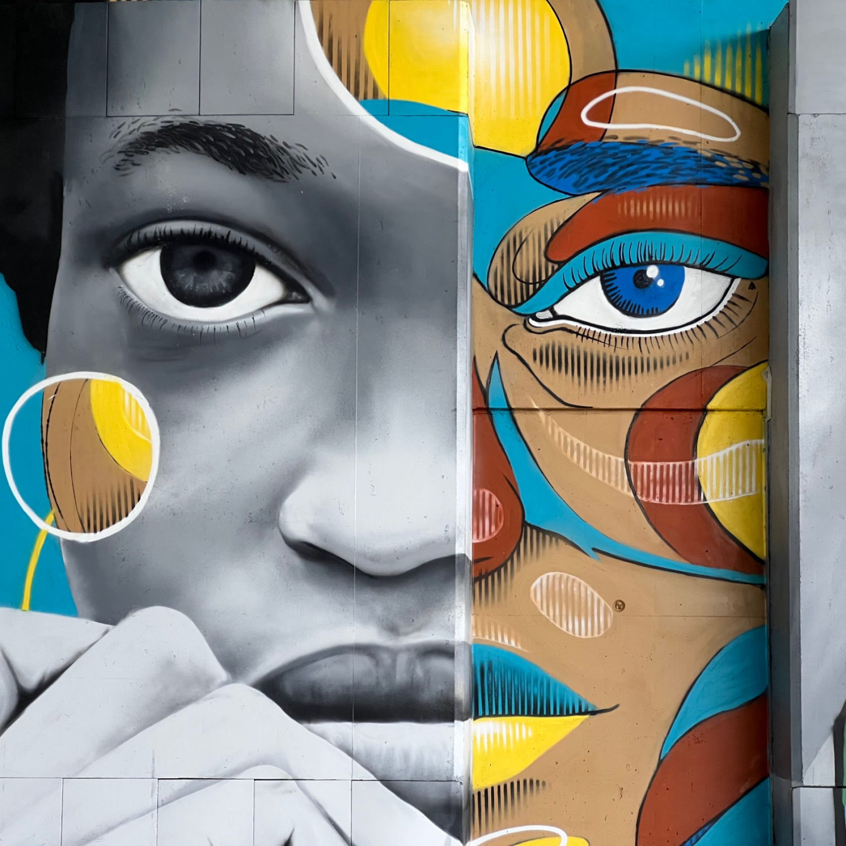 Street Art Avenue 2022 à Saint-Denis : visage mi-noir et blanc mi-coloré peint par Amoor