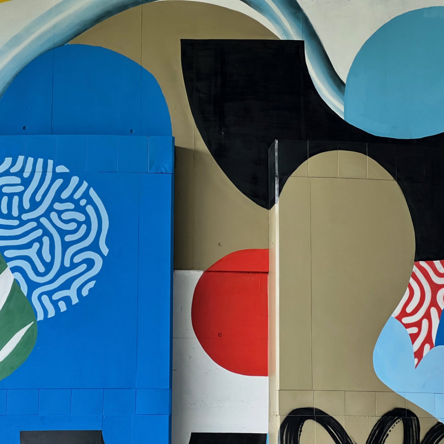 Piliers de l'A86 peints de formes abstraites par Amoor, Saint-Denis, 2022